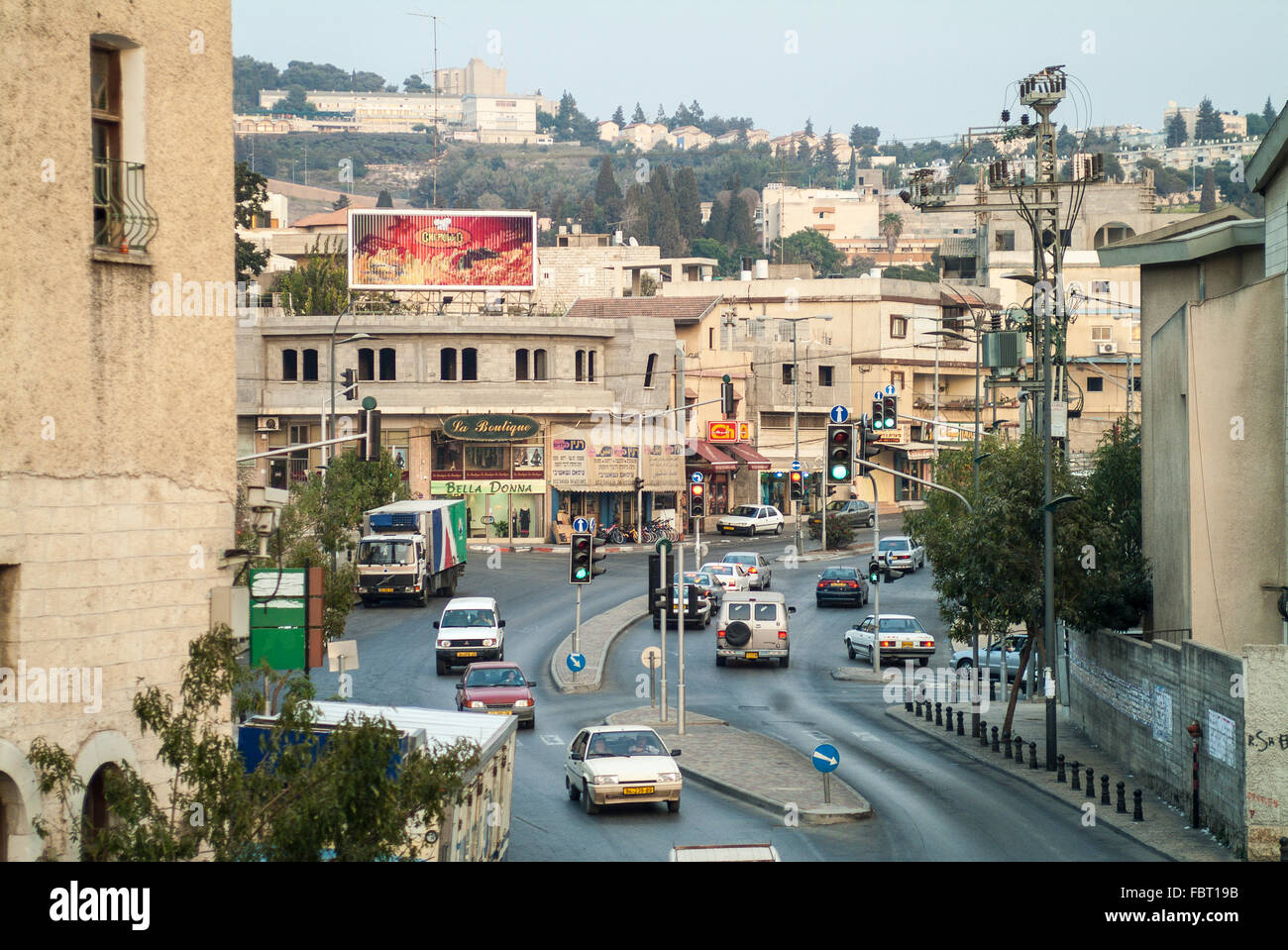 Rue principale avec la circulation, Nazareth, Israël Banque D'Images