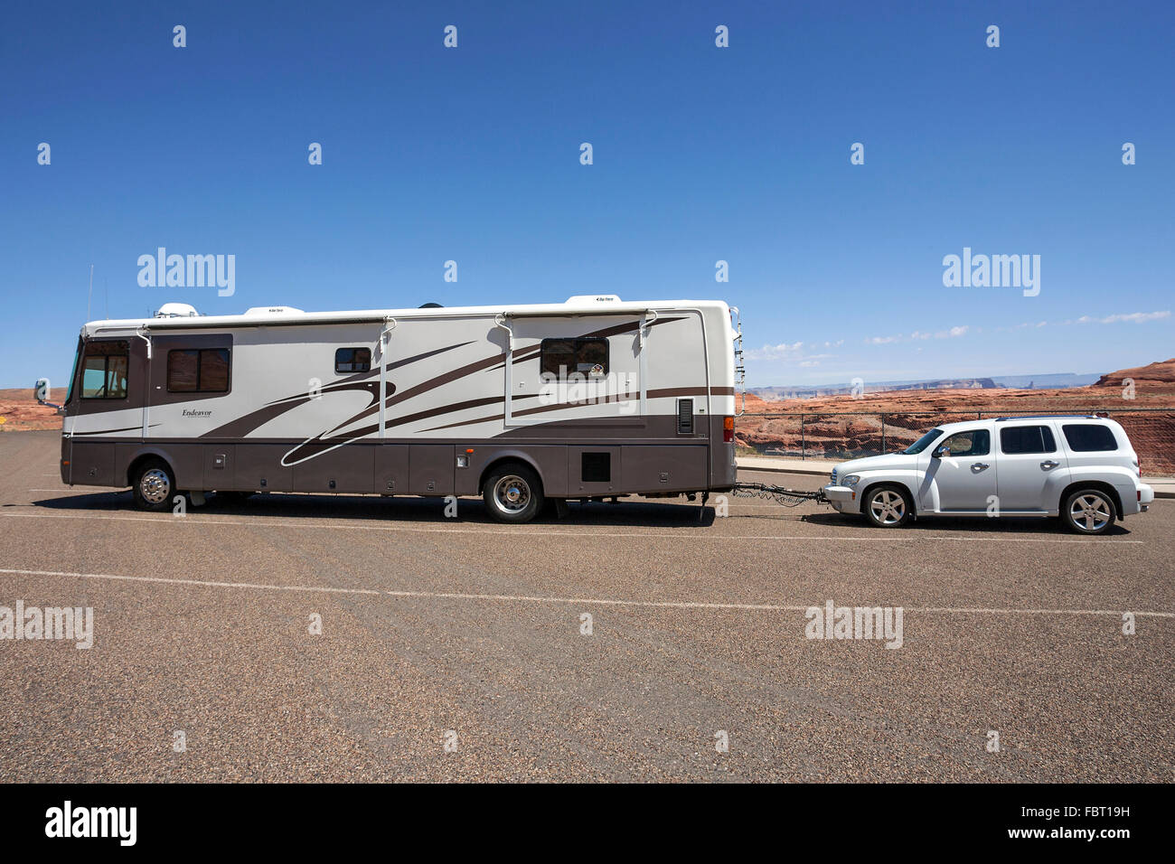 Grande caravane avec voiture attaché, Lake Powell, Page, Arizona, USA Banque D'Images