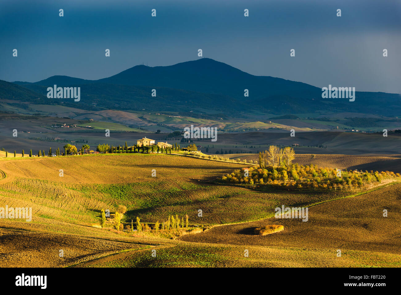 Beau paysage de printemps avec une ferme au milieu des champs en Toscane, Italie Banque D'Images