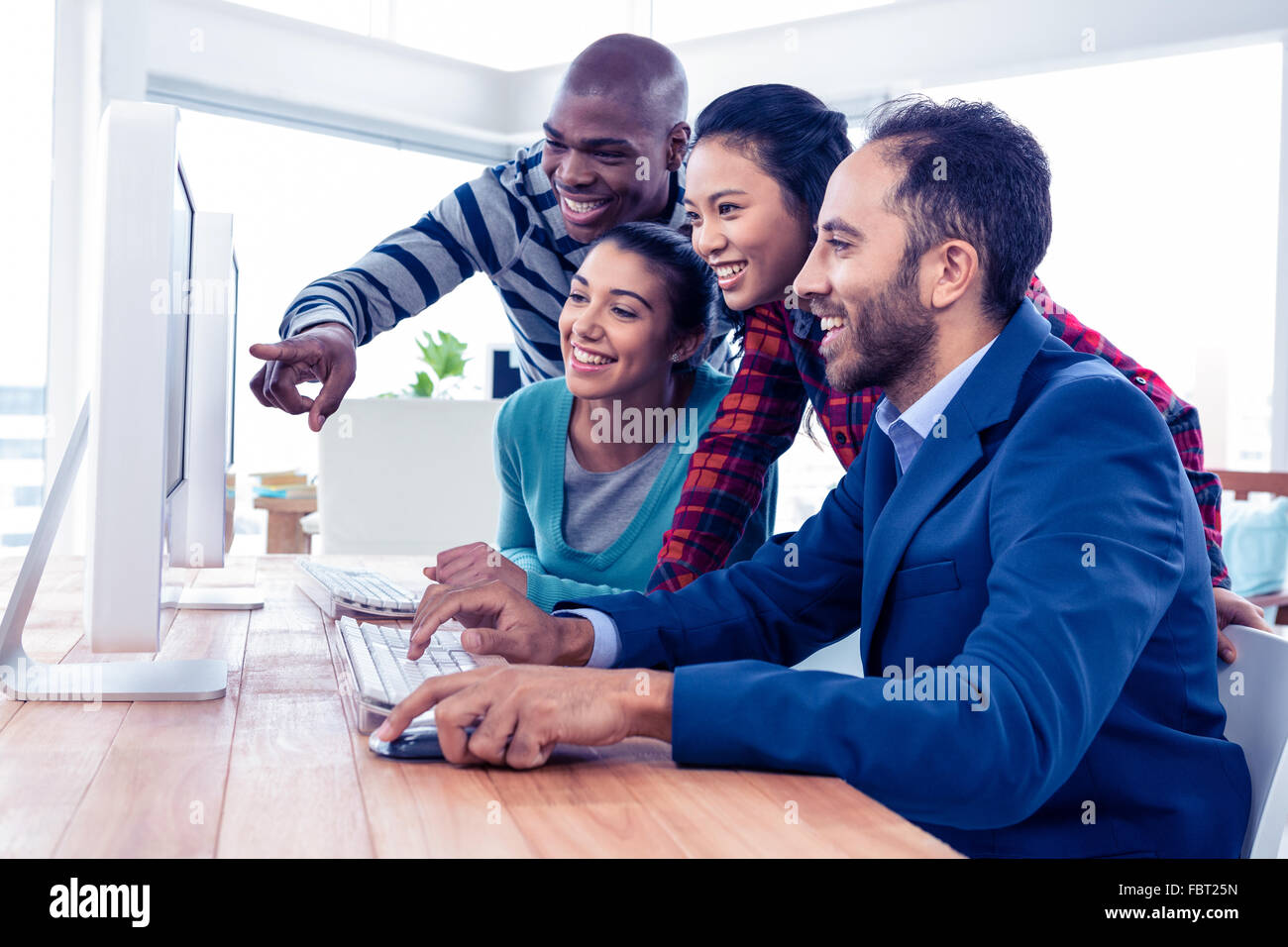 Cheerful business people looking at computer screen Banque D'Images