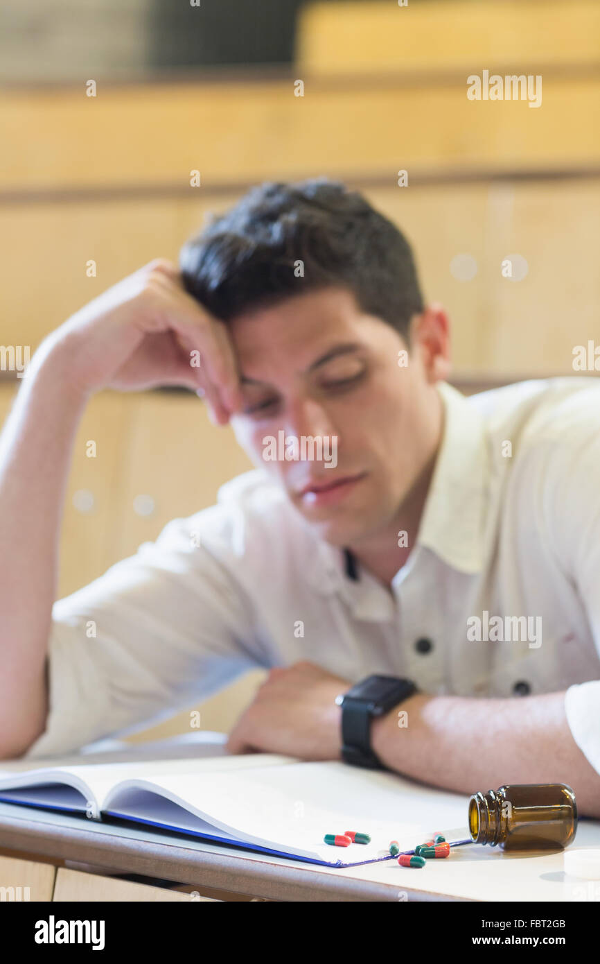 Anxieux male student pendant examen Banque D'Images