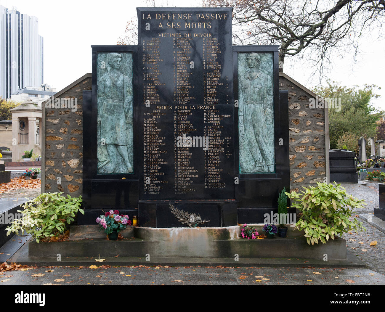 Cimetière Montparnasse, La Défense a ses passifs Morts, à Montparnasse, Paris, France. Banque D'Images