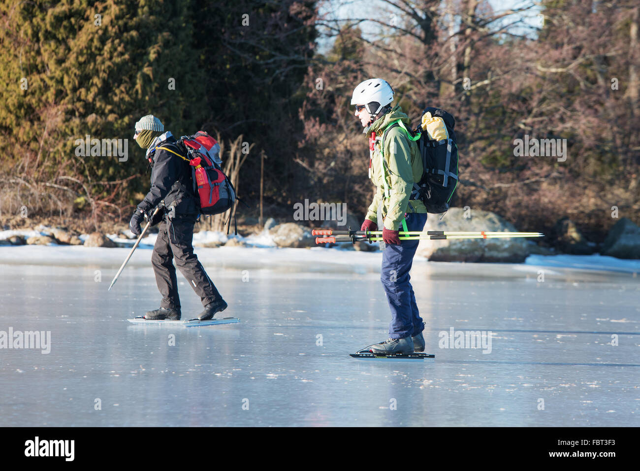 Listerby, Suède - le 17 janvier 2016 : deux personnes inconnues sur une longue distance skating tour voyage dans l'archipel. Ils ont Banque D'Images