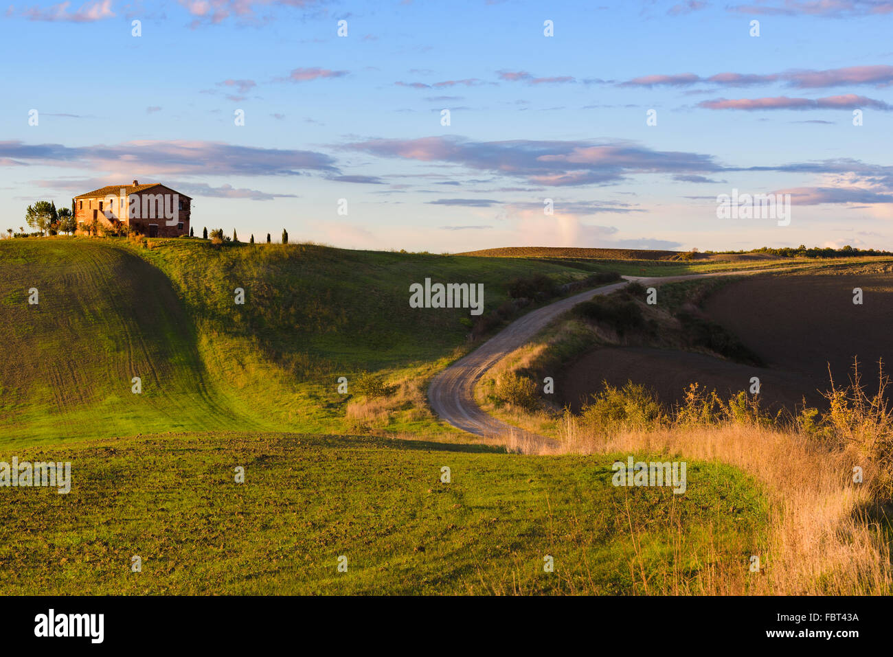 Beau paysage de printemps avec une ferme au milieu des champs en Toscane, Italie Banque D'Images
