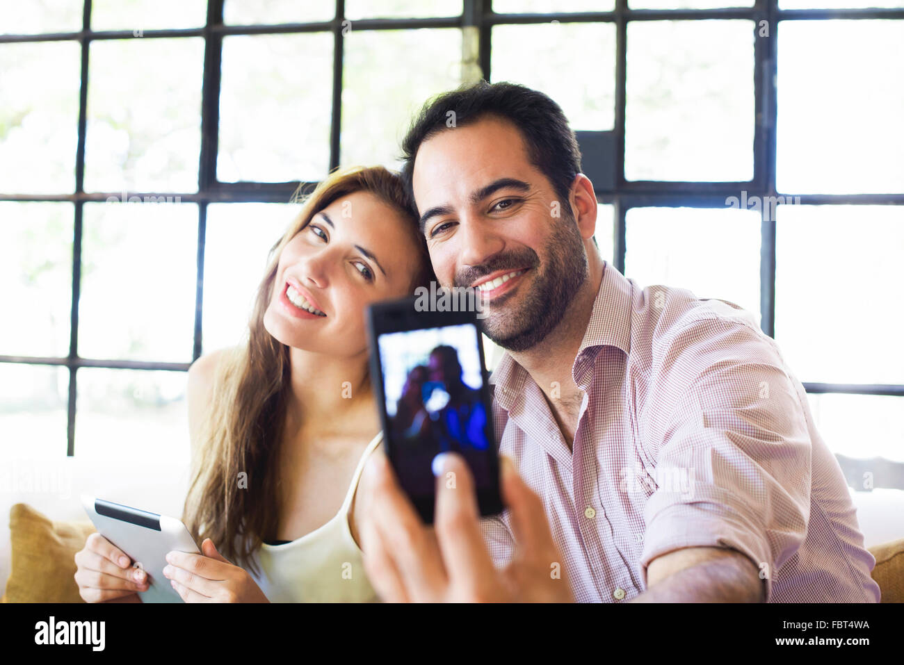 Couple taking selfies Banque D'Images