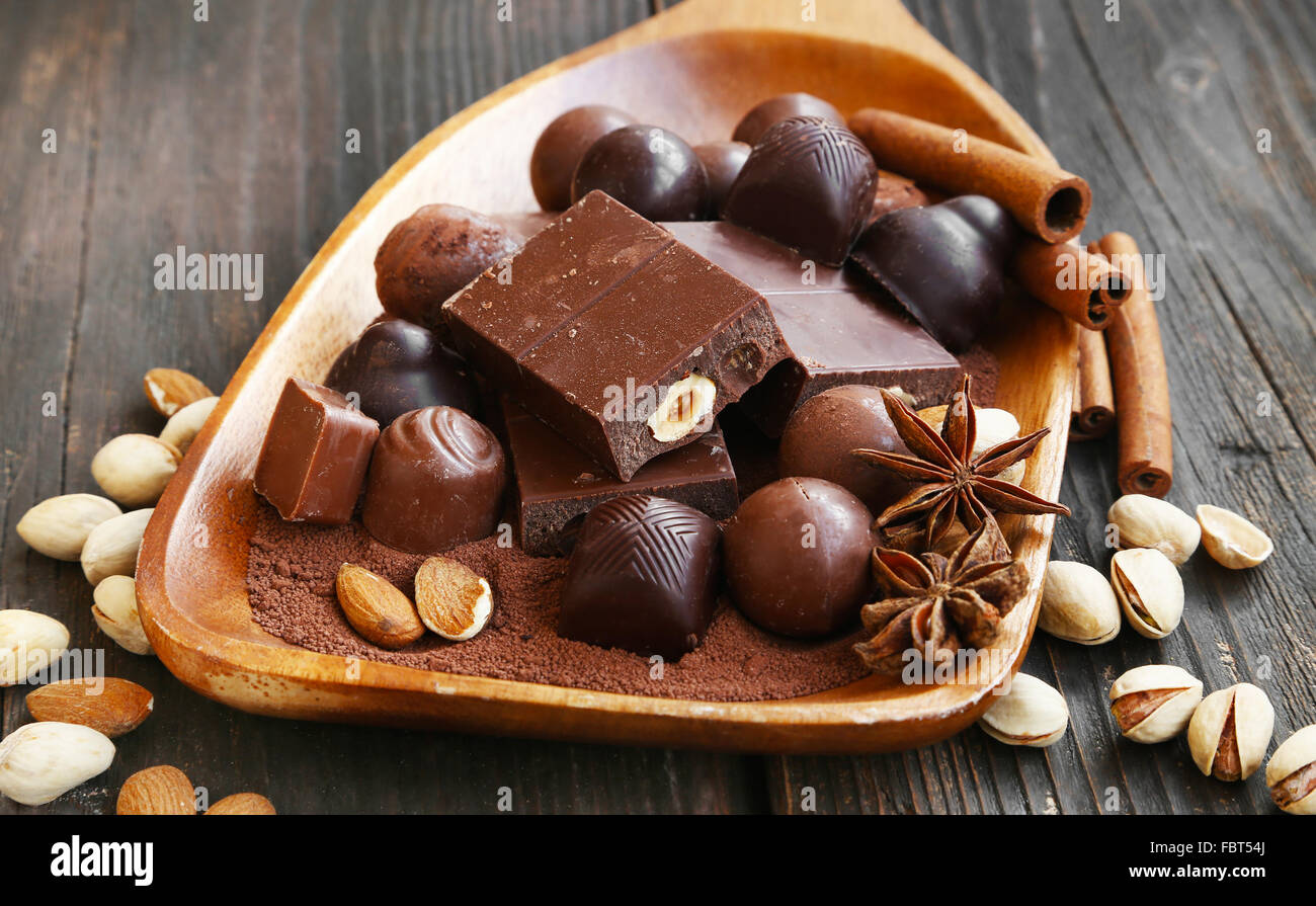 Assortiment de pralines en chocolat avec écrous, poudre de cacao, doux et savoureux dessert Banque D'Images
