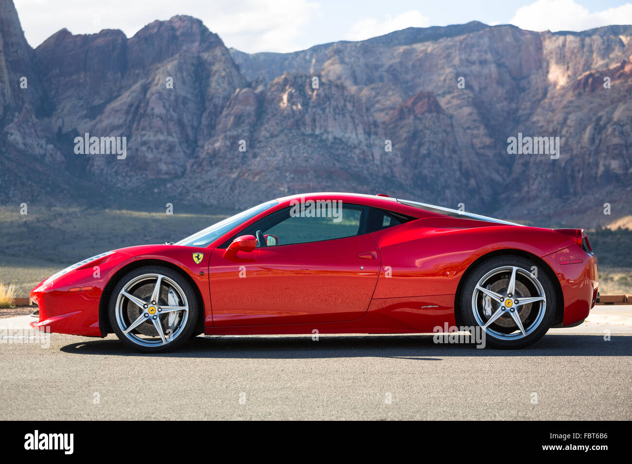 Ferrari 458 Italia dans rosso corsa rouges contre les montagnes de Red Rock Canyon à Las Vegas, Nevada Banque D'Images