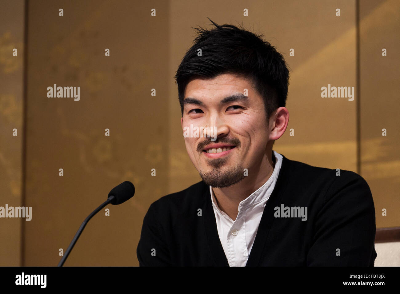 Tokyo, Japon. 19 janvier, 2016. Auteur Takiguchi Yusho prend la parole lors du 154e Prix Akutagawa et Naoki Prix conférence de presse à l'Hôtel Impérial le 19 janvier 2016 à Tokyo, Japon. Yukiko Motoya aura été un vainqueur du 134e Prix Akutagawa pour son livre Konintan Irui, avec Yusho Takiguchi qui a remporté le Prix pour Shindeinaimono. Bumpei Aoyama a reçu le Prix Naoki 134e pour son livre metoraba wo Tsuma. Le prix qui date de 1935 est attribué en janvier et juillet pour la meilleure histoire sérieuse publié dans un journal ou magazine par un nouvel auteur. Credit : AFLO Co.,Ltd/Alamy vivre Banque D'Images