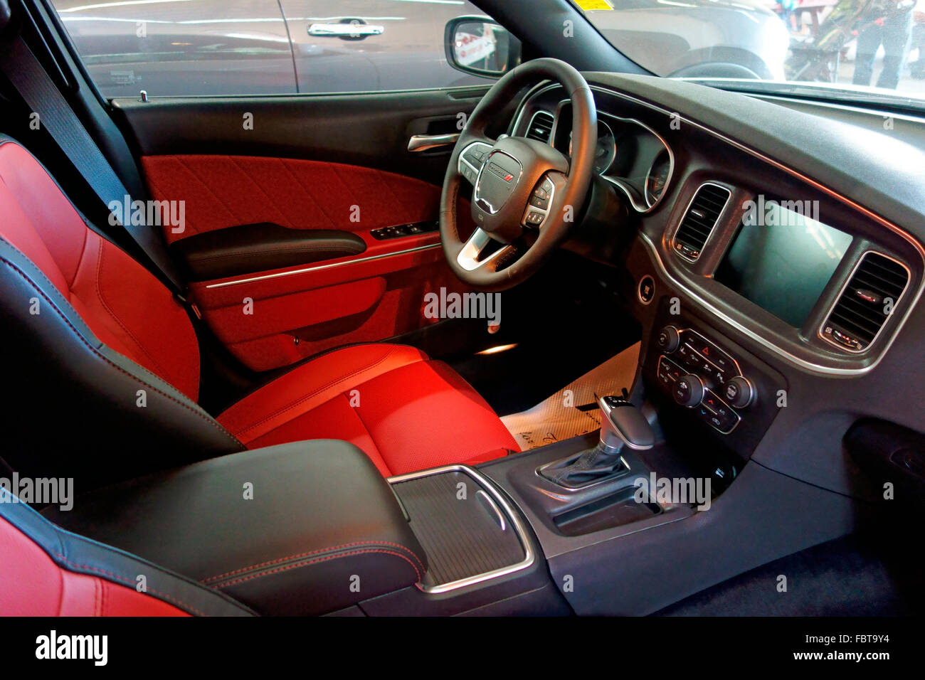 Le tableau de bord et sièges intérieurs avant volant et écran de navigation d'un véhicule Dodge Charger 2016 2015 Banque D'Images