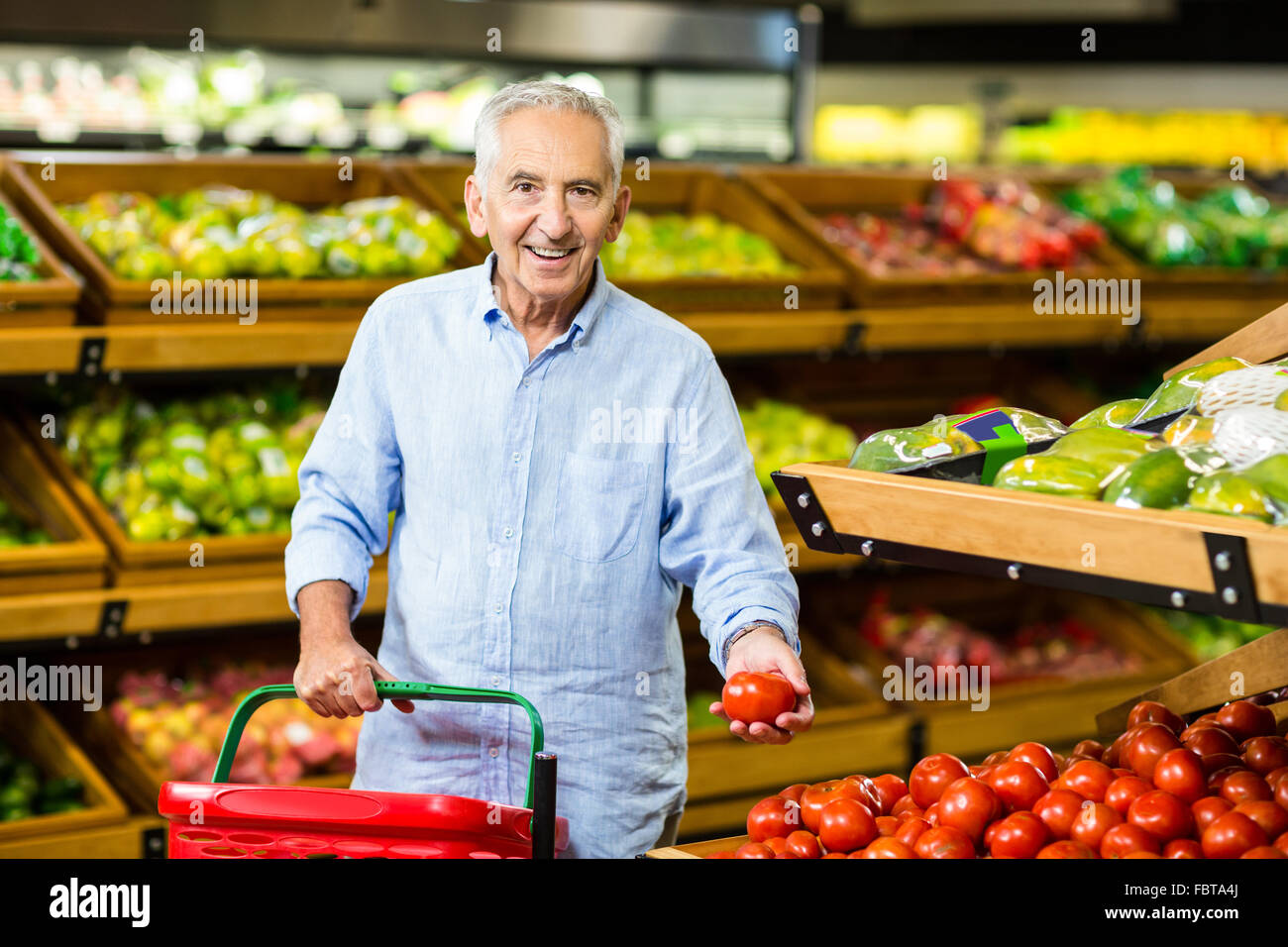 Man cueillette à la tomate Banque D'Images