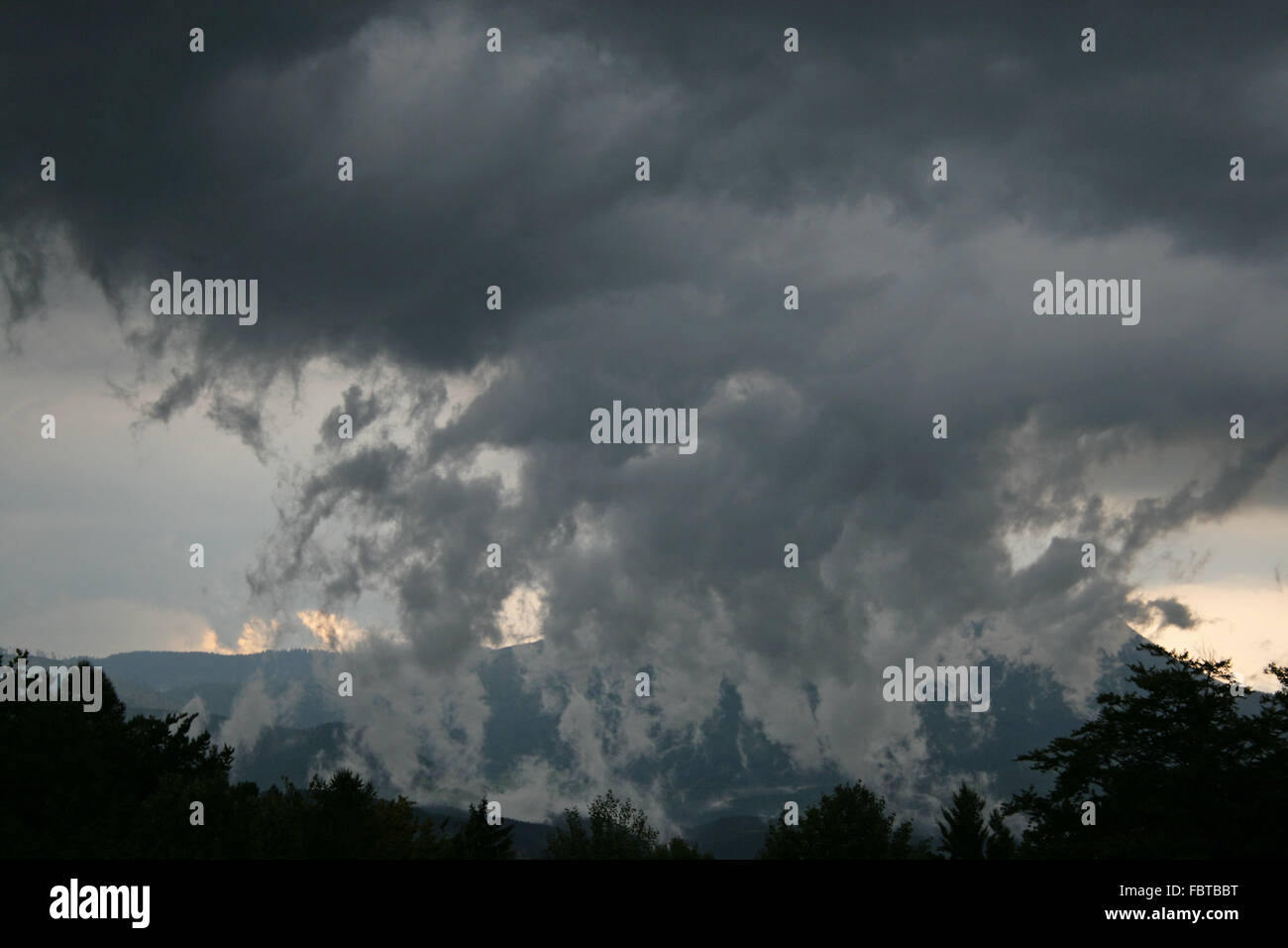 MUR DE NUAGES Banque D'Images MUR DE NUAGES Banque D'Images