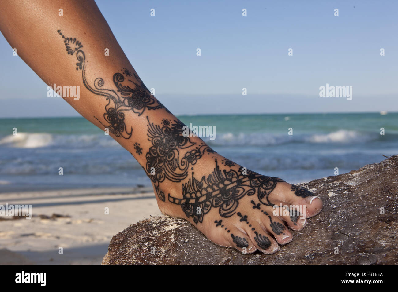 Tatouage au henné sur un pied Banque D'Images