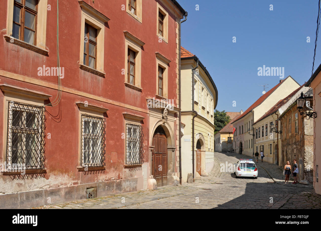 Rue de la vieille ville et voiture de police à Bratislava, Slovaquie Banque D'Images