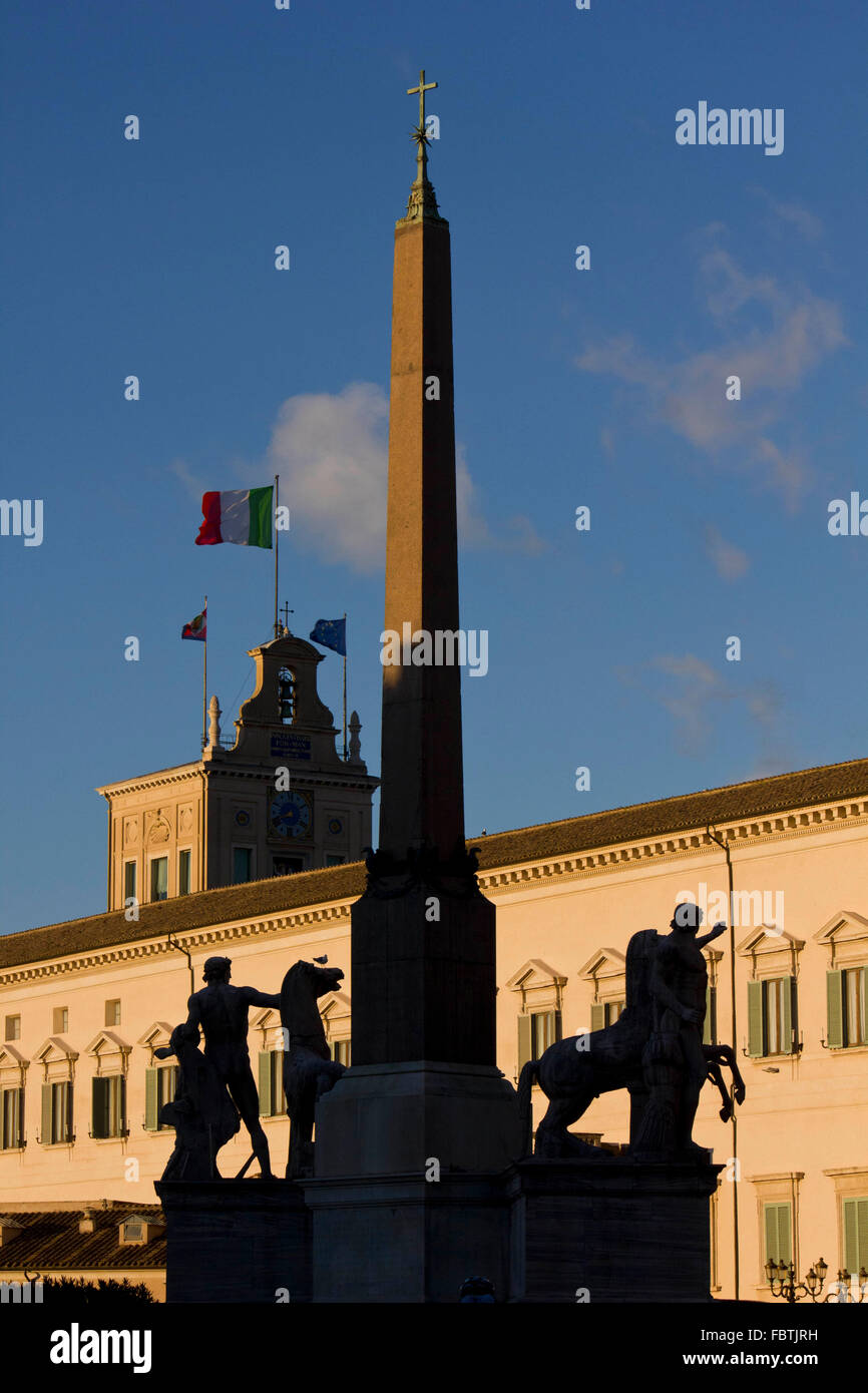 ROME, ITALIE - 30 décembre 2014 : obélisque de Montecitorio à Rome, avec la Chambre des Députés italienne, bâtiment en arrière-plan Banque D'Images