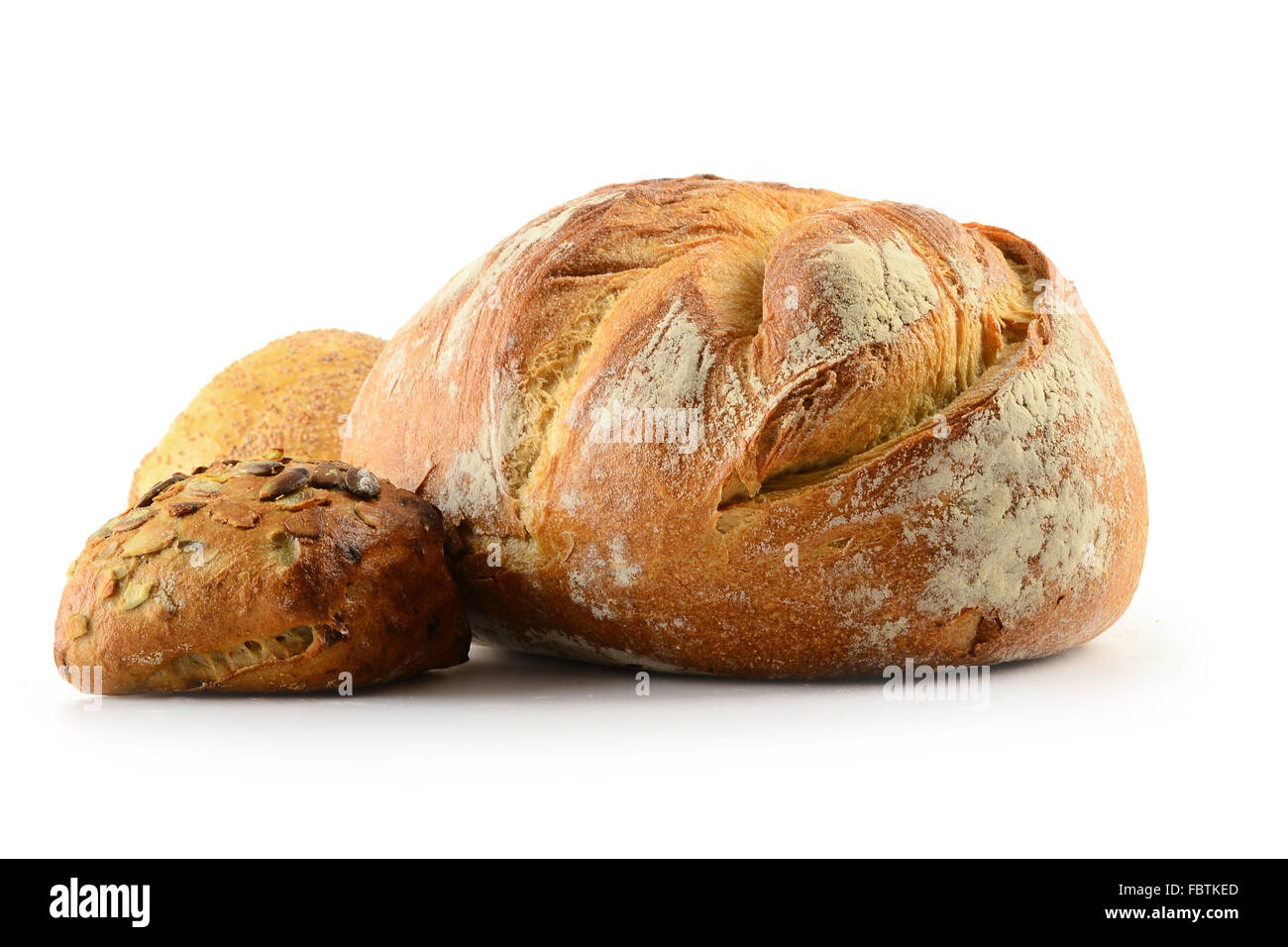 La composition avec pain et petits pains sur la table de cuisine Banque D'Images