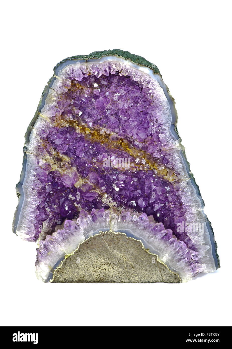 Cristal de Quartz violet Rock isolated on white Banque D'Images