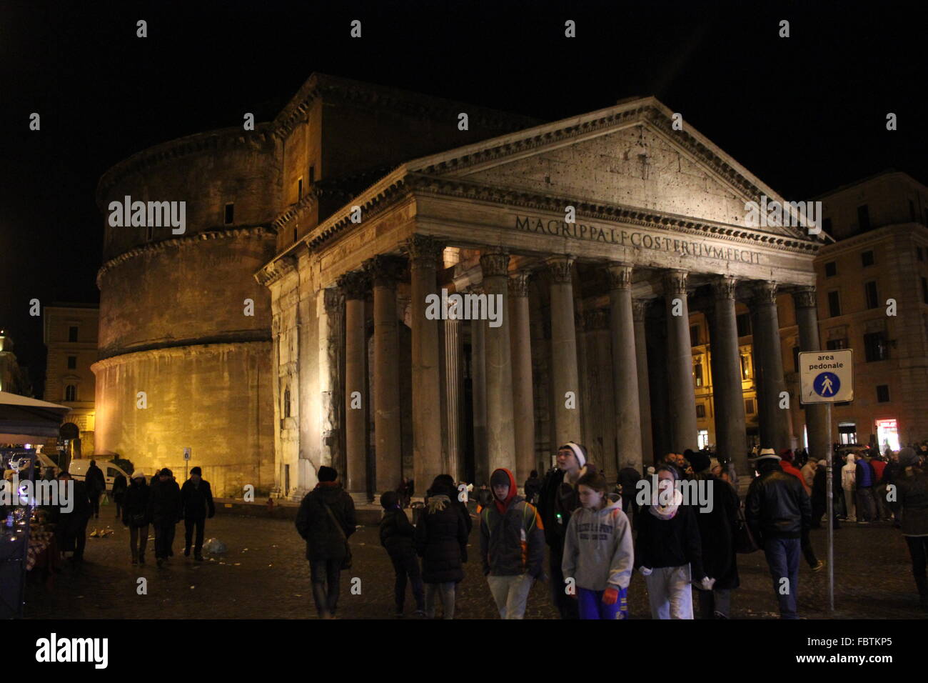ROME, ITALIE - 30 décembre 2014 : Les gens autour de la Piazza della ...