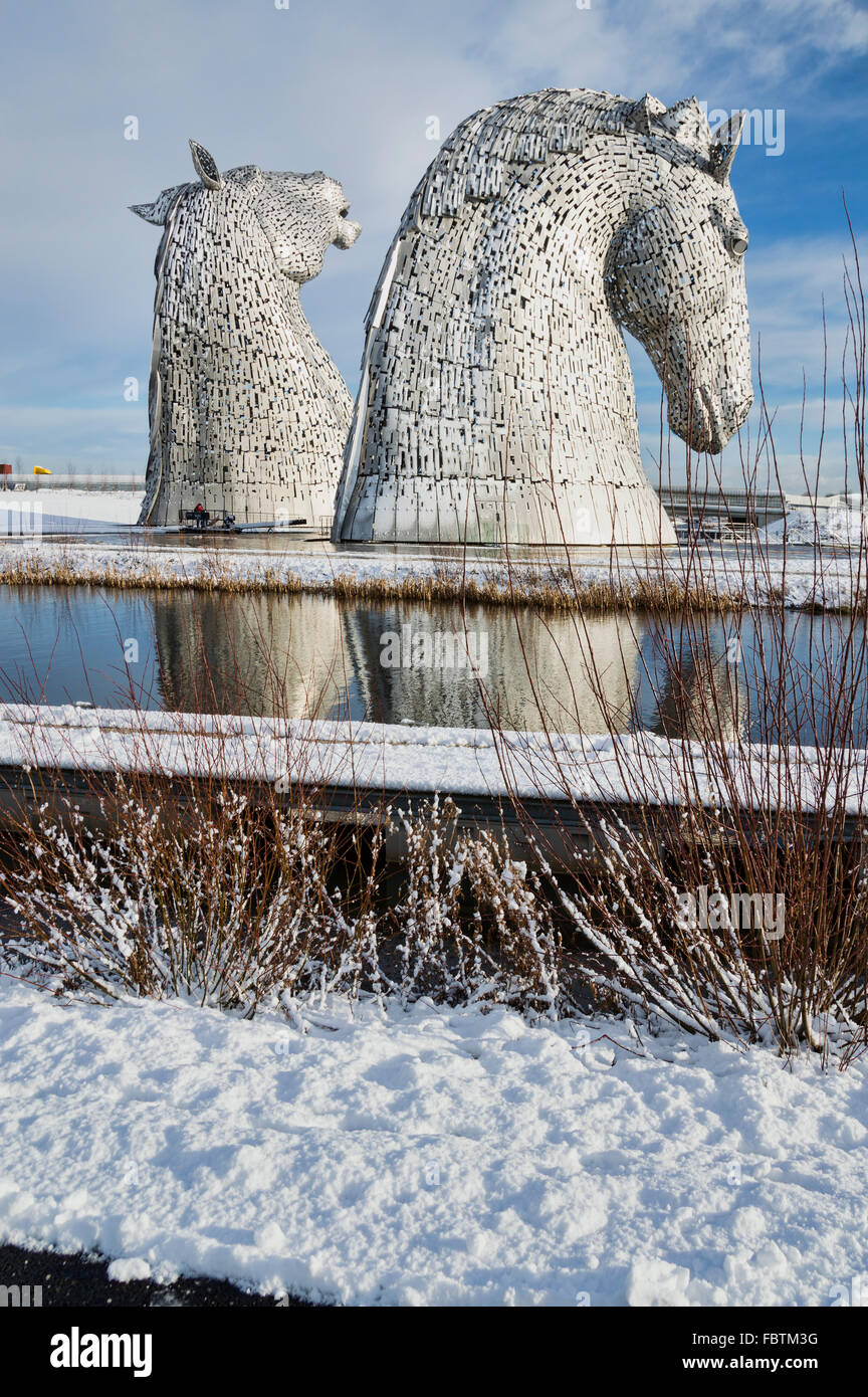 Kelpies neige de l'hiver, Helix Park, Falkirk, Ecosse, Royaume-Uni Banque D'Images