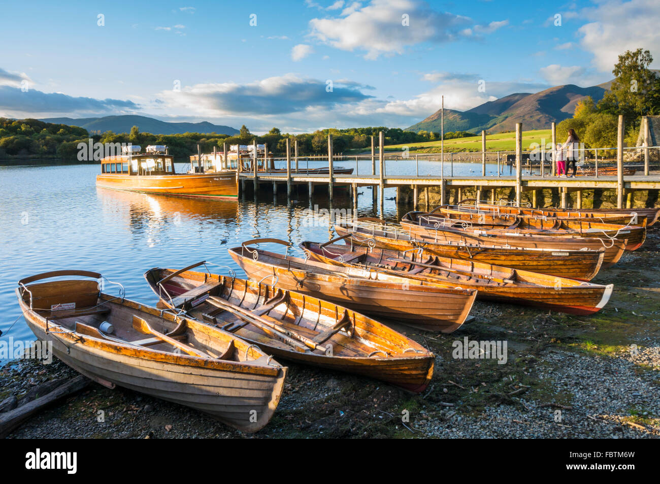 Des barques en bois et de ferry d'atterrissage d'Keswick Derwent Water Lake District Cumbria England UK GB EU Europe Banque D'Images