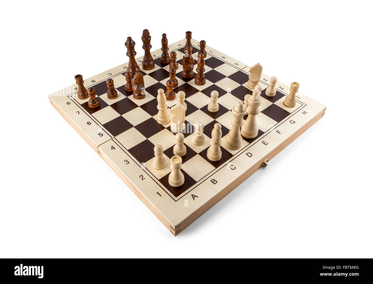 Conseil d'échecs avec des pièces de bois isolated on white Banque D'Images