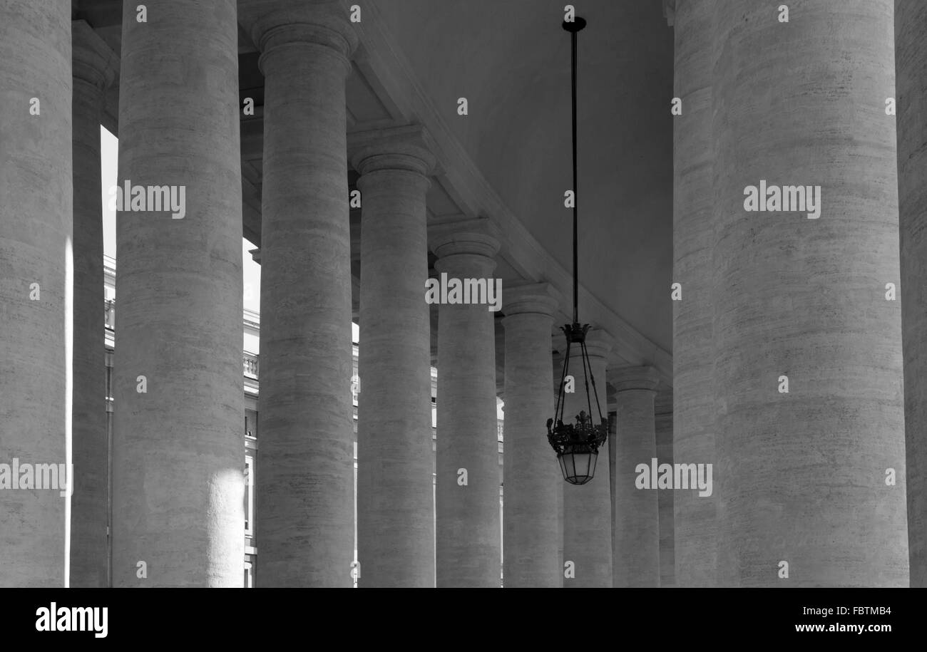 ROME, ITALIE - 31 décembre 2014 : de l'architecture dorique la colonnade de Basilique Saint Pierre, avec un lustre Banque D'Images