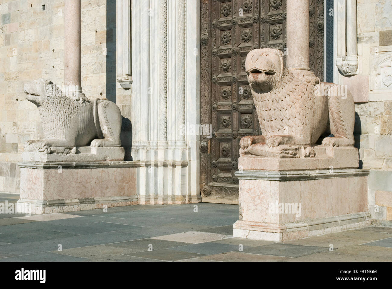 L'entrée de la cathédrale dell'Assunta Cathédrale avec lions de marbre des piliers, Parme, Émilie-Romagne, Italie Banque D'Images