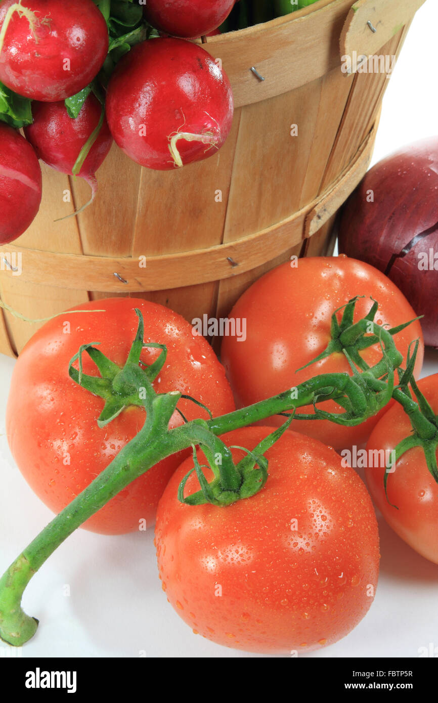 Le boisseau en bois et les tomates sur la vigne. Banque D'Images