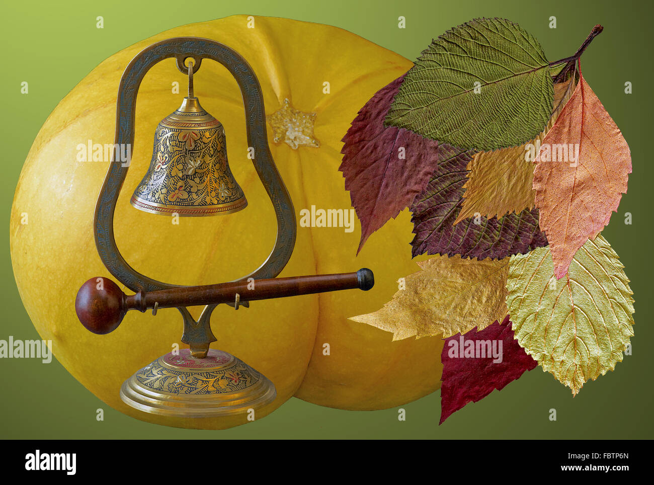 Gong avec des feuilles et de citrouille Banque D'Images