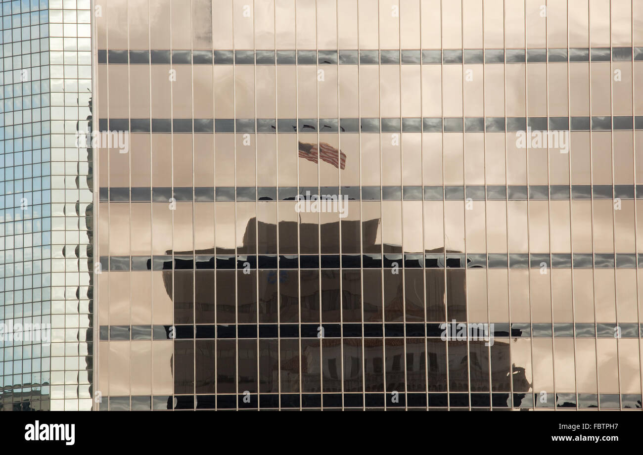 San Diego édifices reflétant US flag flying de gratte-ciel adjacent Banque D'Images