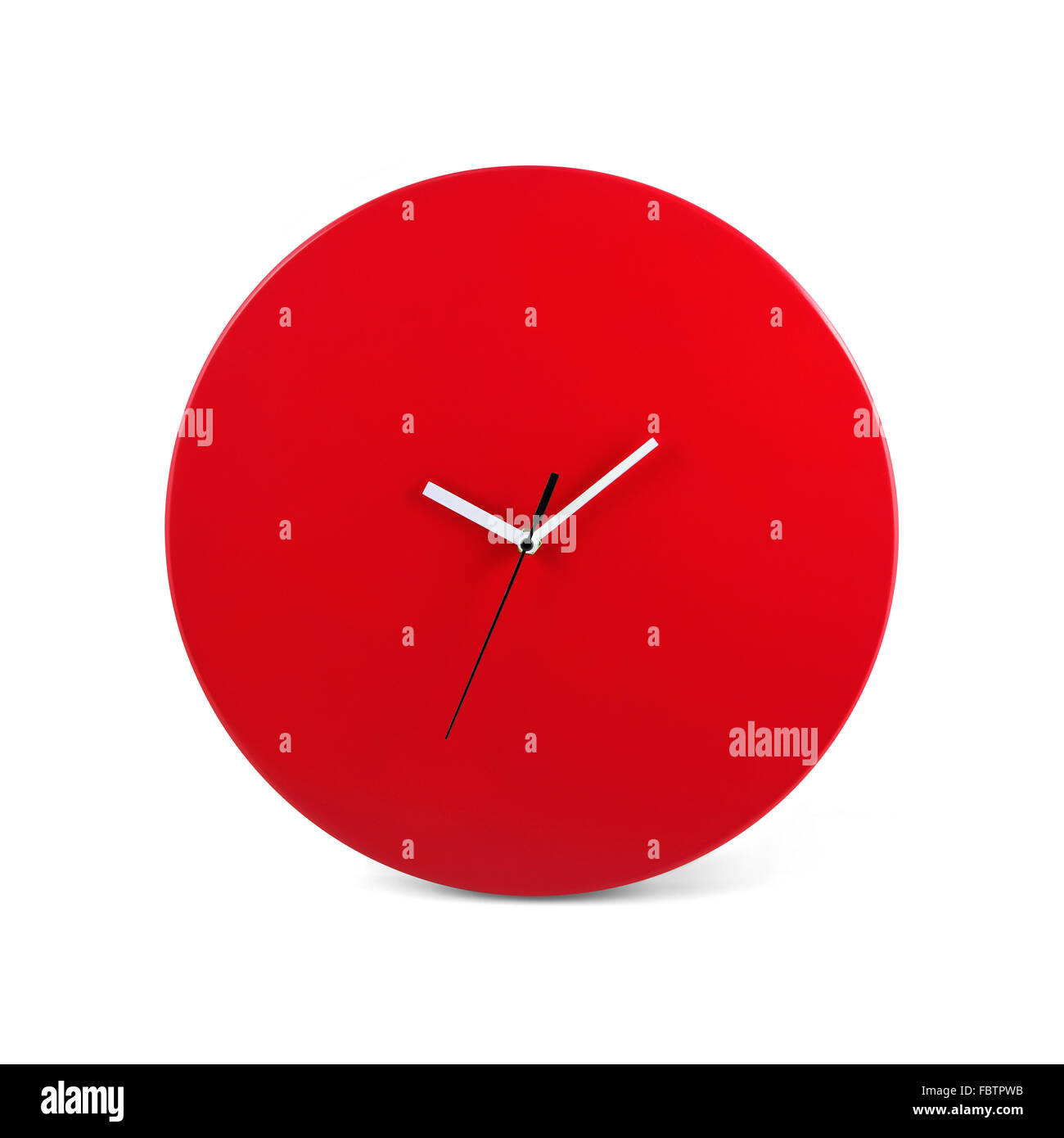 Horloge murale ronde simple rouge - watch isolé sur fond blanc Banque D'Images