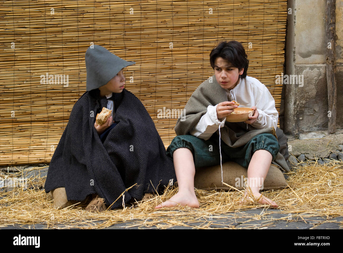 Les enfants pauvres dans la rue . Partie de costume médiéval Banque D'Images