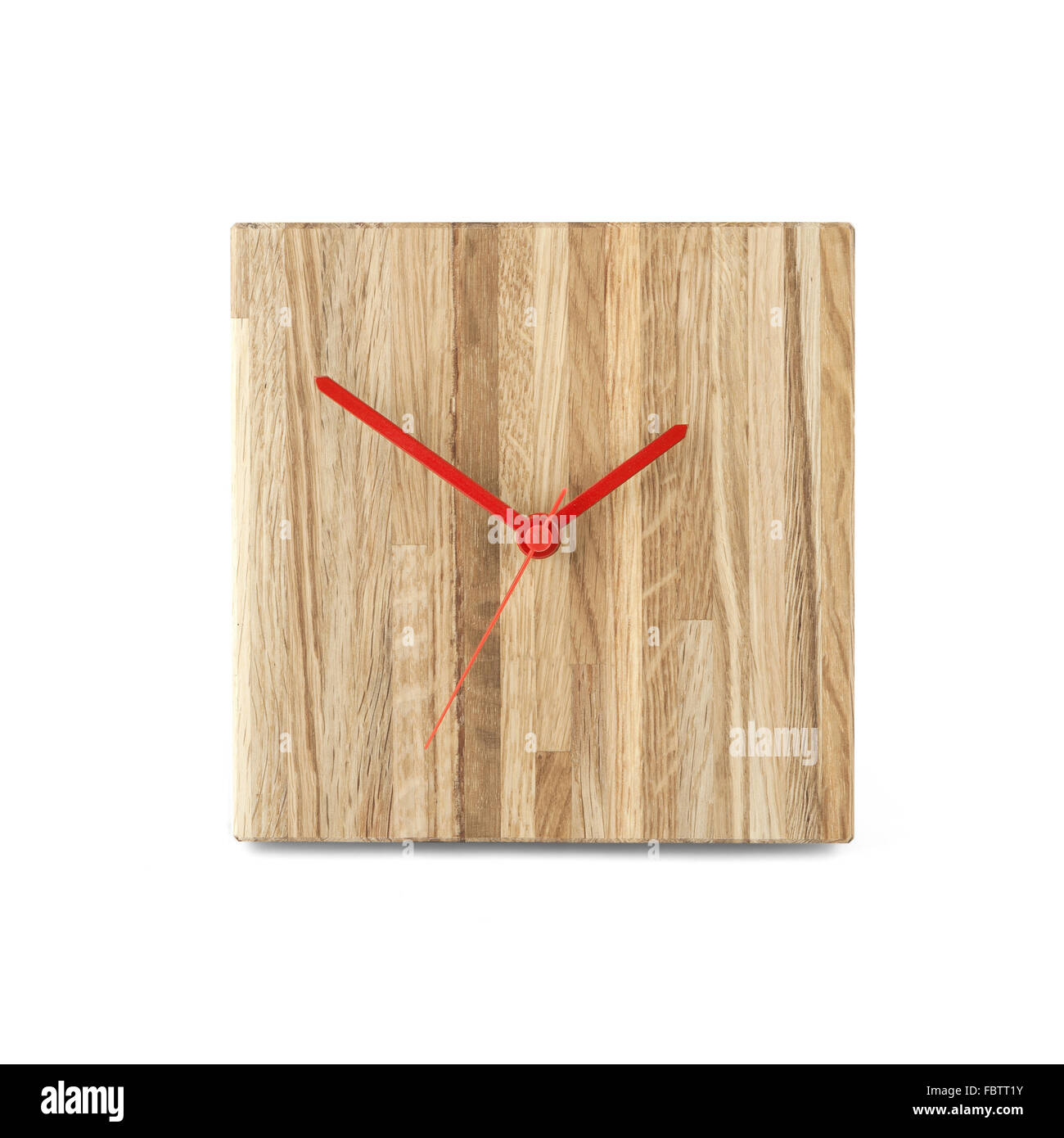 Mur en bois simple watch - réveil carré isolé sur fond blanc Banque D'Images