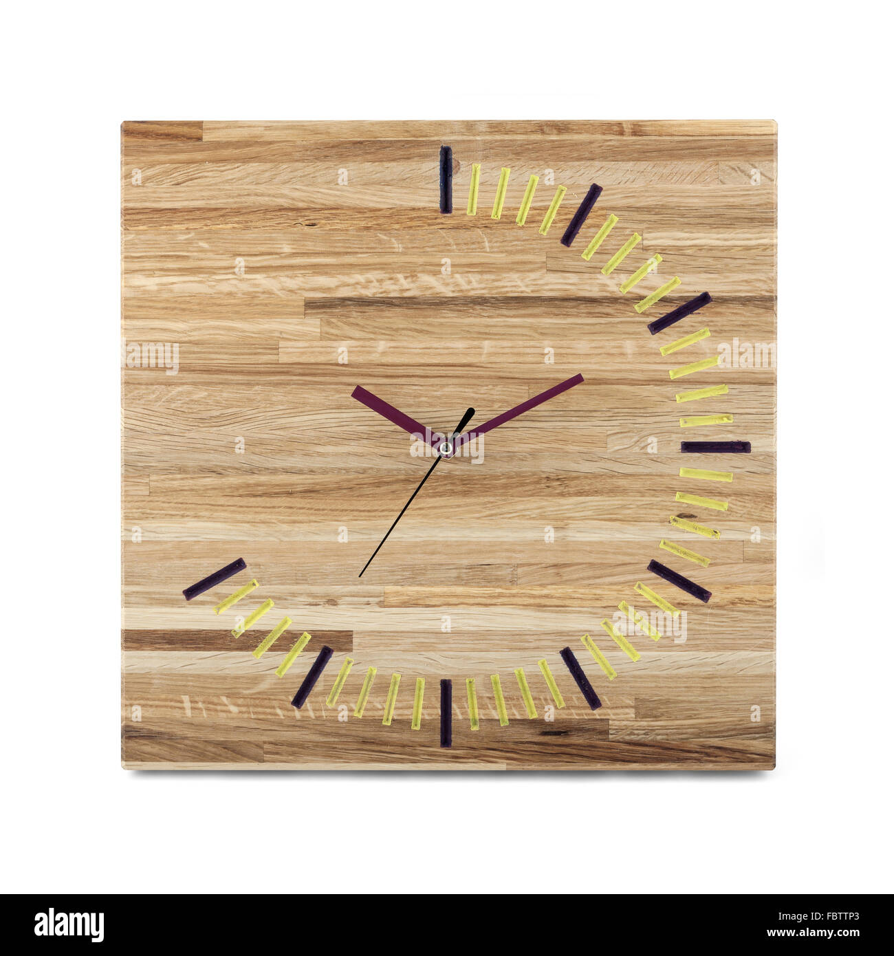 Mur en bois simple watch - réveil carré isolé sur fond blanc Banque D'Images
