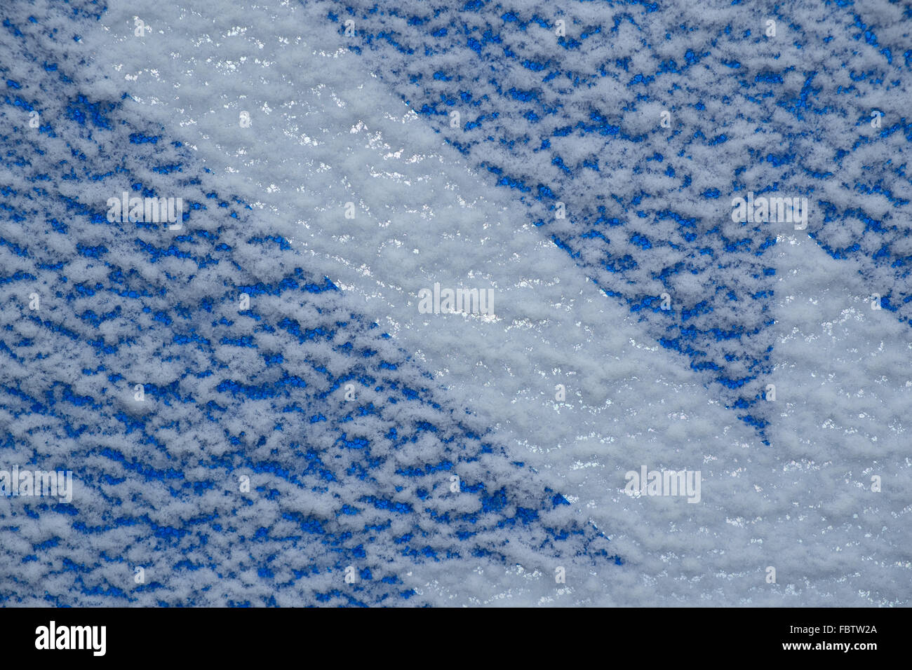 Neige sur un panneau bleu avec une flèche blanche Banque D'Images