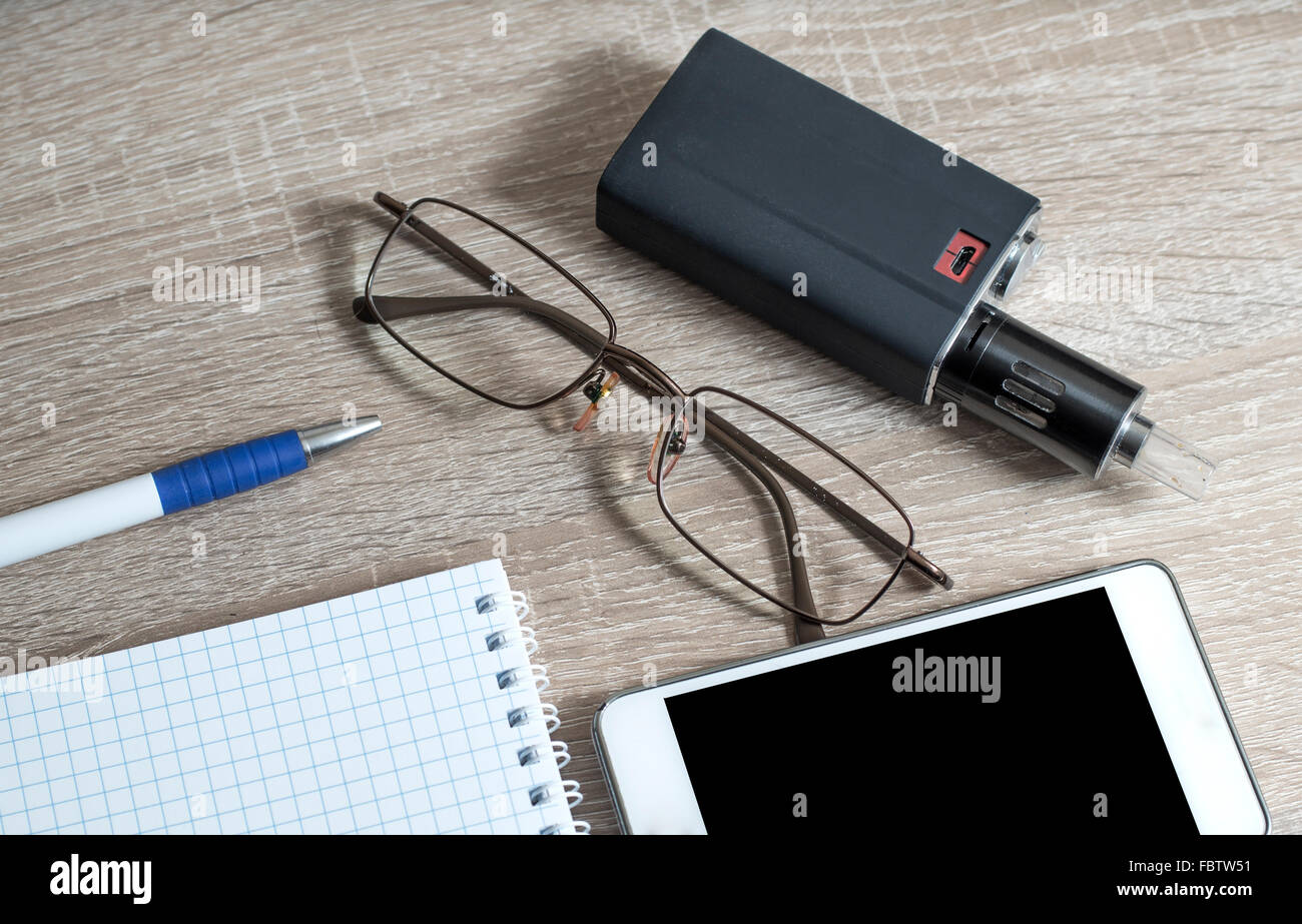 Table de bureau avec des ordinateurs portables, stylo, smartphone et lunettes. Vue d'en haut Banque D'Images