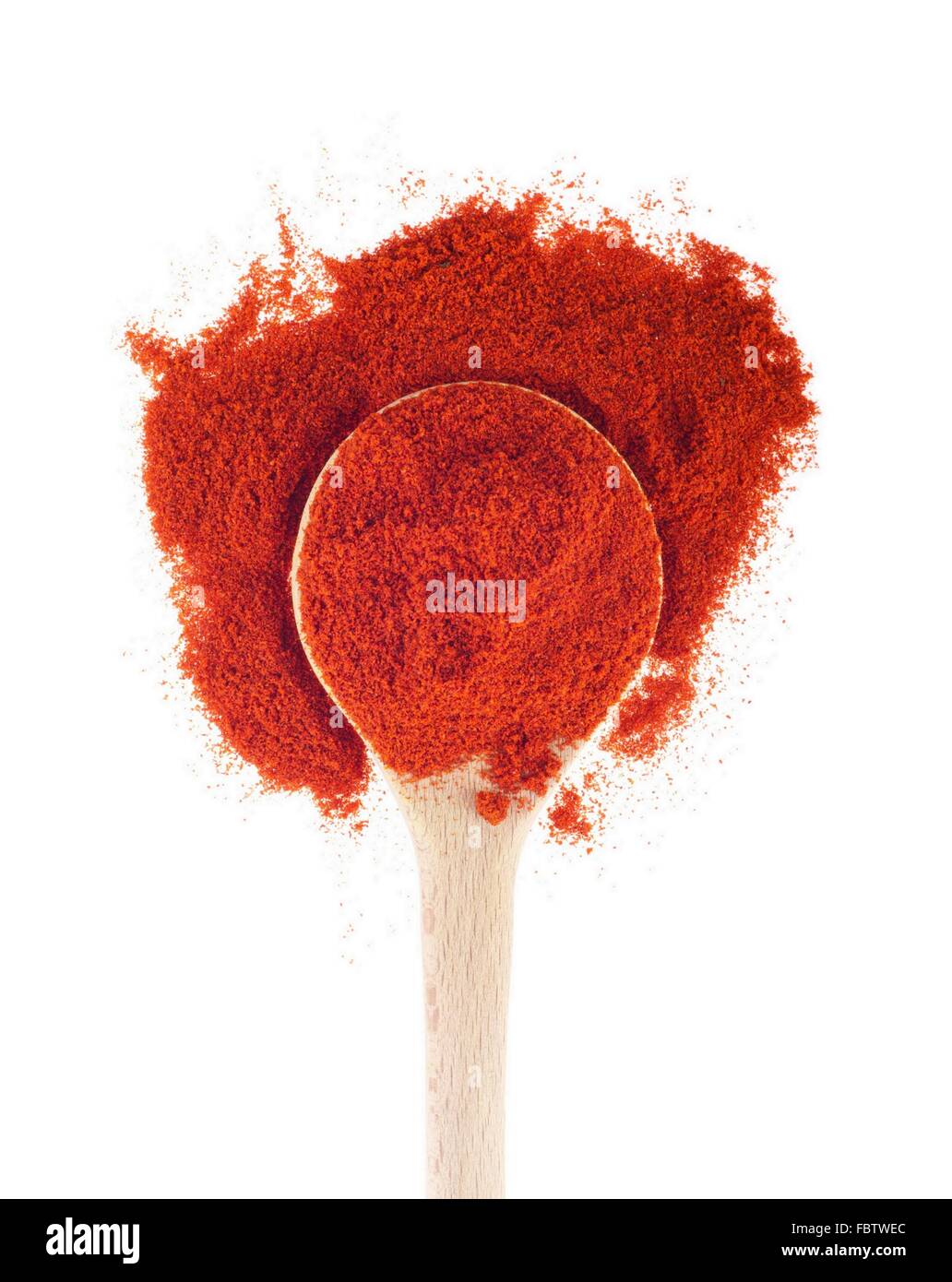 Sweet paprika piquant sur une cuillère en bois Banque D'Images