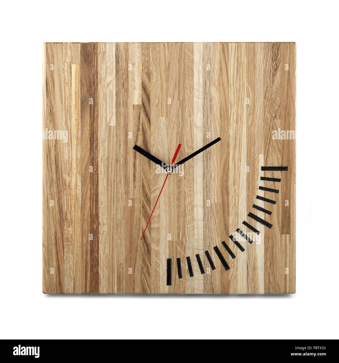 Mur en bois simple watch - réveil carré isolé sur fond blanc Banque D'Images