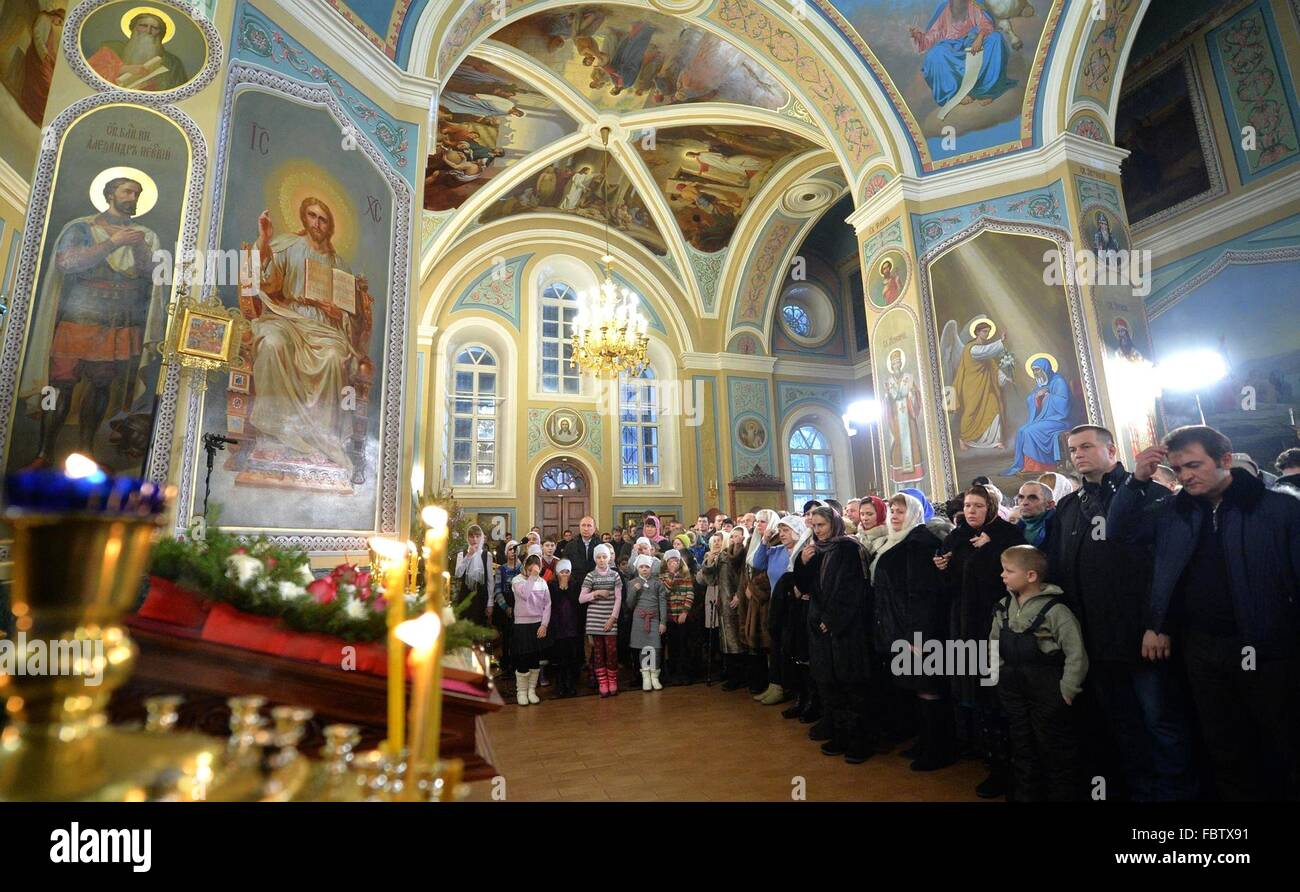 Le président russe Vladimir Poutine au cours d'un service de Noël chrétien orthodoxe dans l'église de l'Intercession 6 janvier 2016 dans le village de Turginovo, Tver, Russie. Banque D'Images