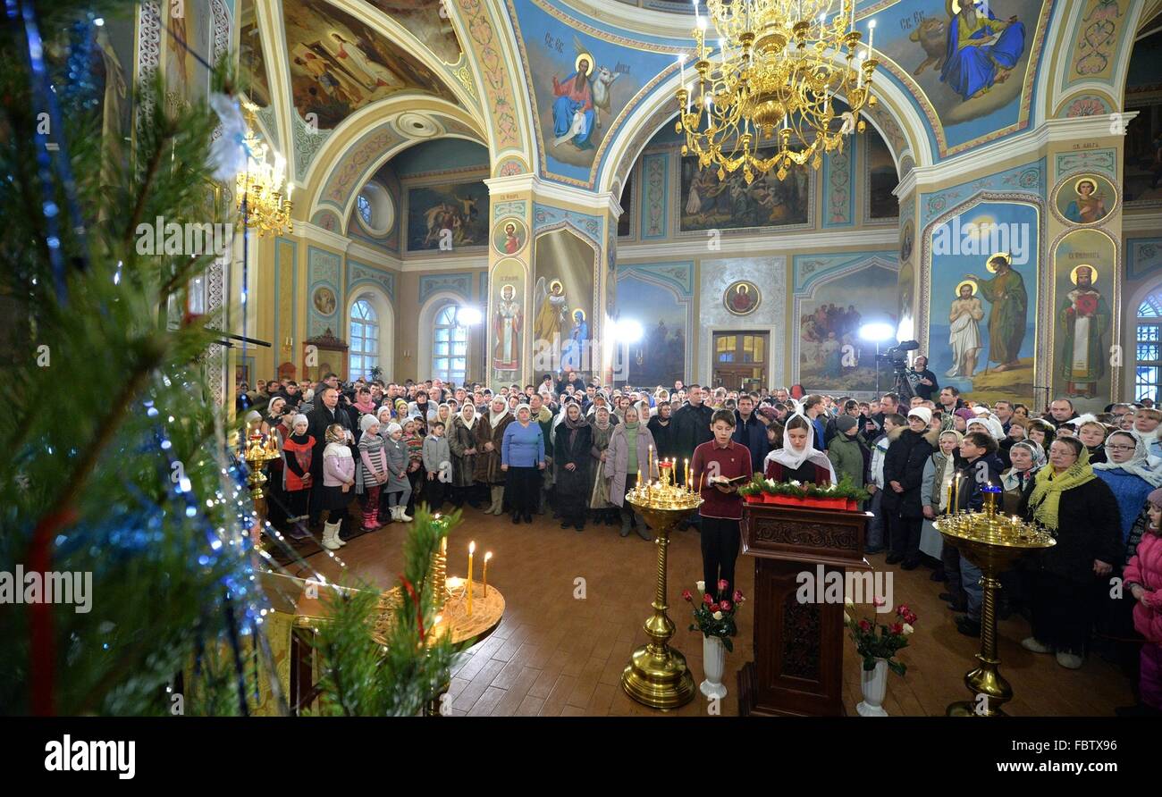 Le président russe Vladimir Poutine au cours d'un service de Noël chrétien orthodoxe dans l'église de l'Intercession 6 janvier 2016 dans le village de Turginovo, Tver, Russie. Banque D'Images