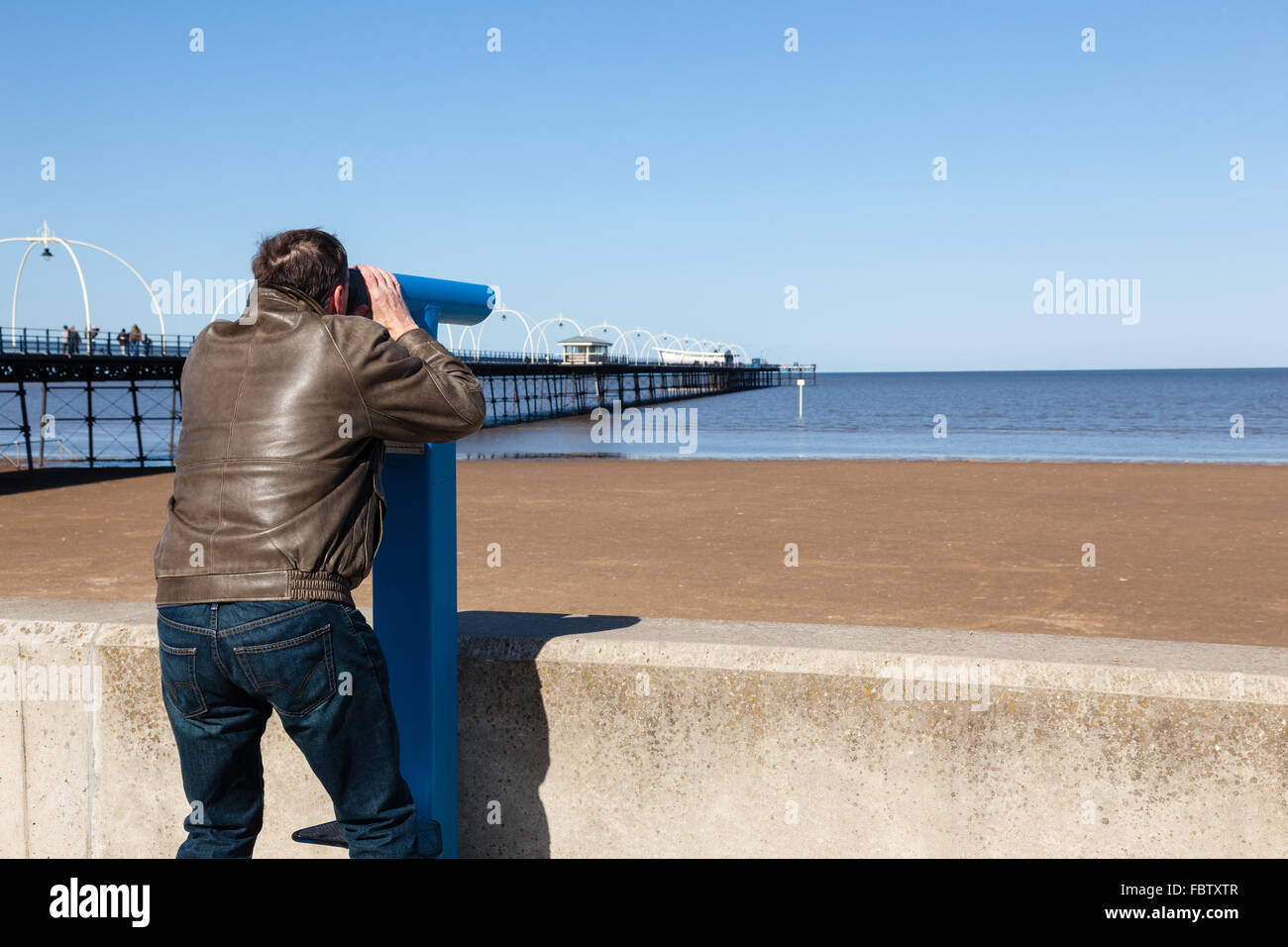 Senior avec vue sur plage à Southport Banque D'Images