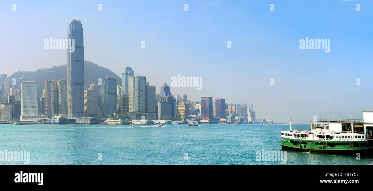 Vue panoramique de l'île de Hong Kong avec l'île de Kowloon ferry Banque D'Images