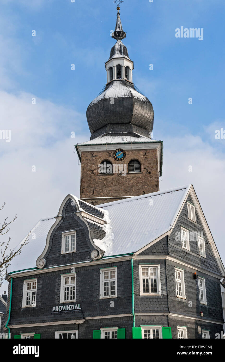 Maisons traditionnelles recouvertes d'ardoise et l'église du village de Remscheid-Lennep, NRW, Allemagne. Banque D'Images