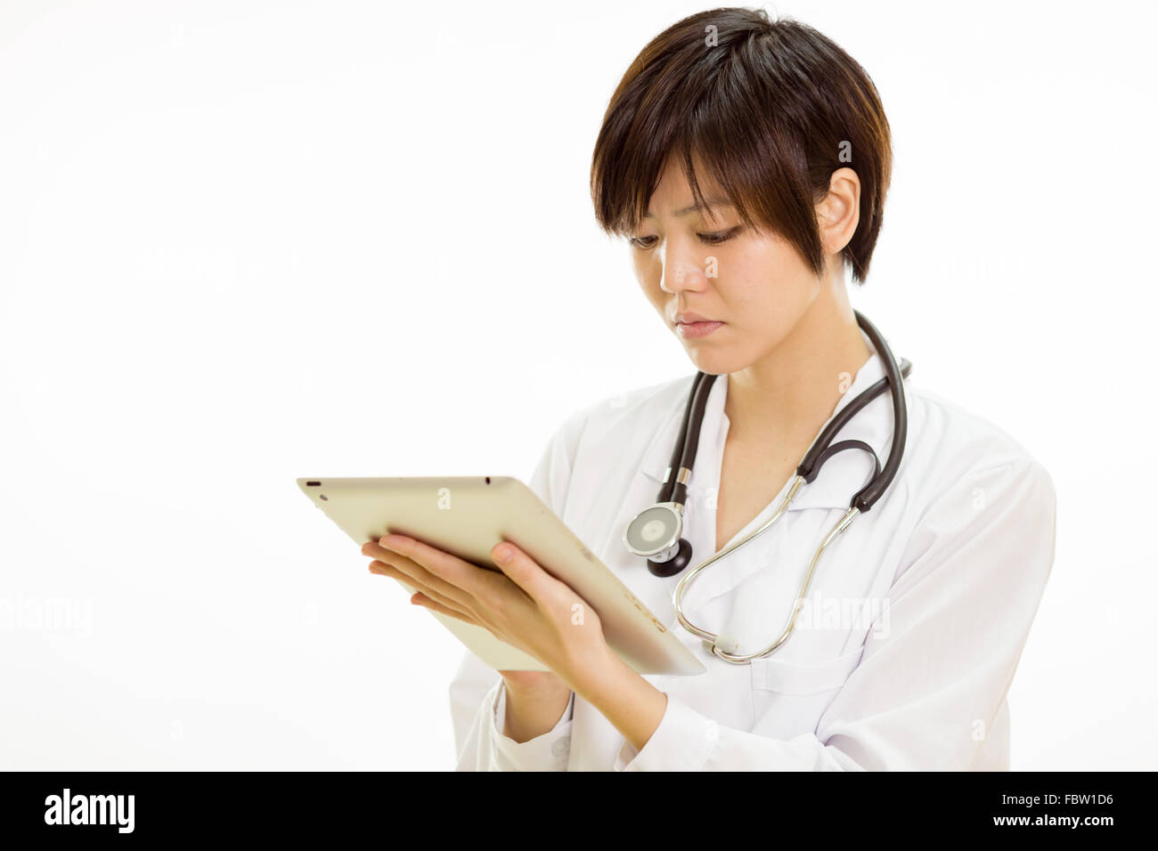 Femme médecin asiatique using tablet computer Banque D'Images