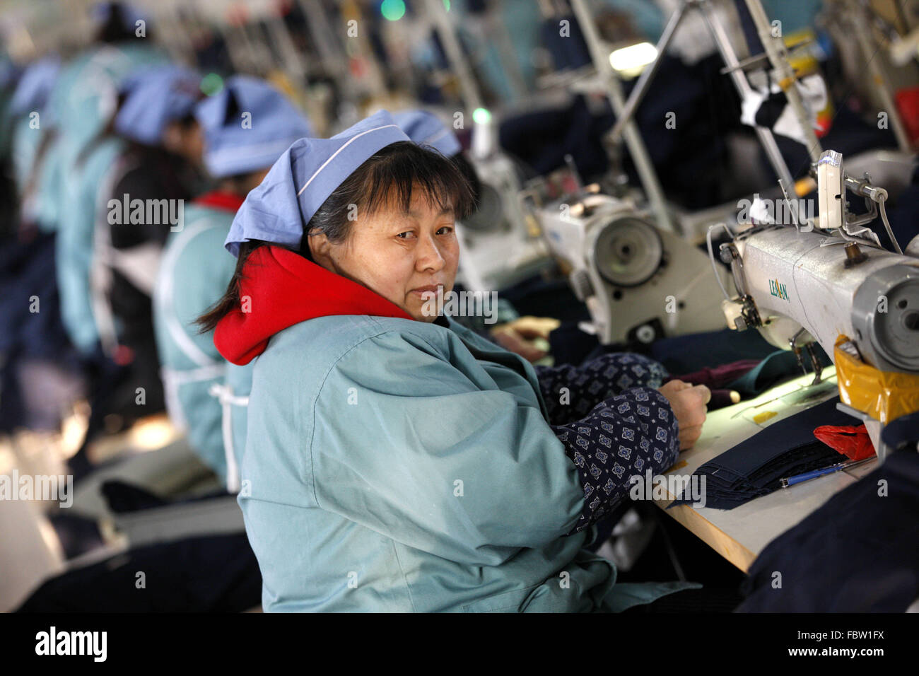 Travail des femmes travaille dans une usine de tissu dans la ville de Huaibei, Anhui province de Chine orientale, le 19 Jan 2016. L'économie de la Chine a progressé à son rythme plus lent dans un quart de siècle en 2015, les données publiées le mardi a montré. L'ensemble de l'année croissance de 6,9 % n'en est qu'à aux attentes des autorités de 7  % mais, par contraste, la croissance en 2014 s'élevait à 7,3  %. Banque D'Images