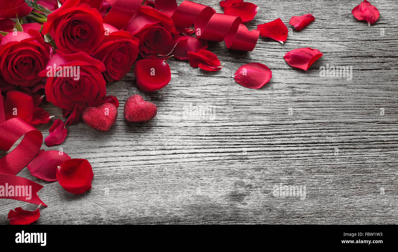 Roses sur planche de bois rustique,Valentines Day background. Banque D'Images