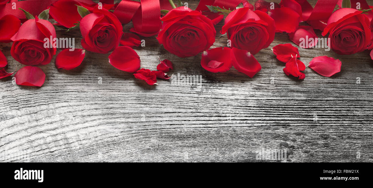Roses sur planche de bois rustique,Valentines Day background. Banque D'Images