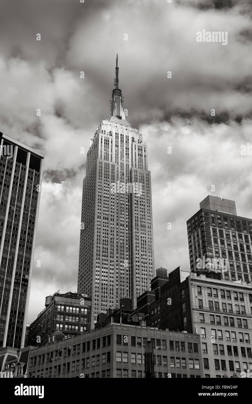 Style architectural Art Déco Empire State Building skyscraper en noir et blanc avec des nuages. Manhattan, New York City Banque D'Images