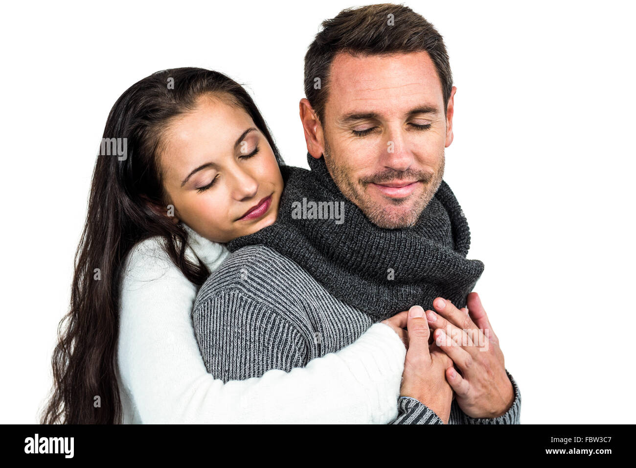 Smiling couple hugging les yeux fermés Banque D'Images