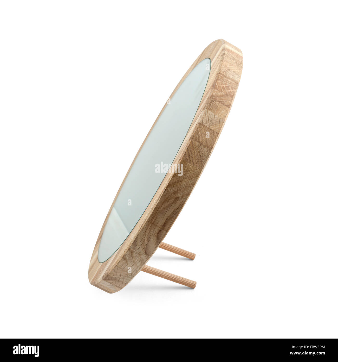 Miroir rond dans le cadre en bois - isolated on white Banque D'Images