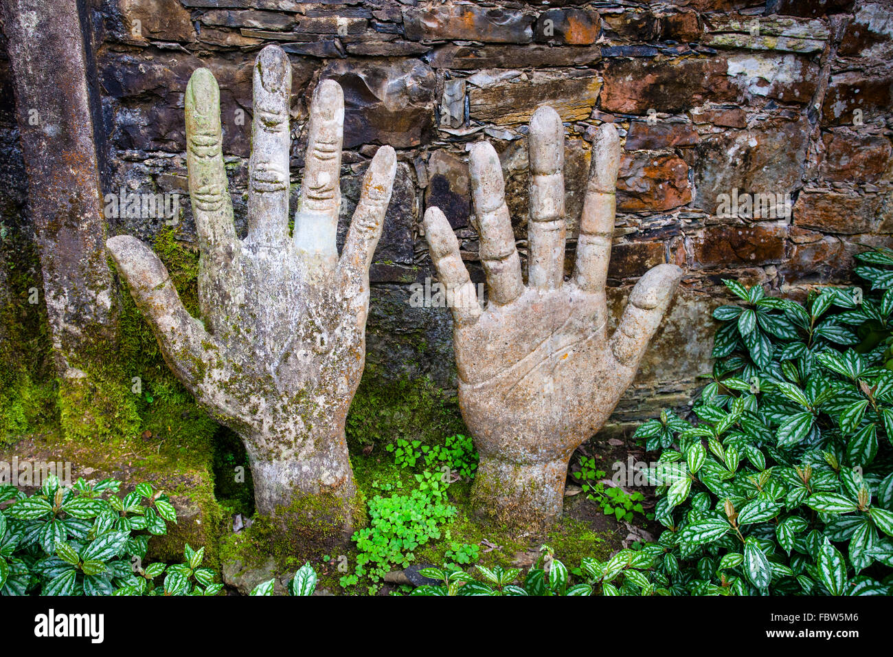 Mains d'un géant dans le jardin de surréaliste Las Pozas Xilitla, près de Mexico. Banque D'Images